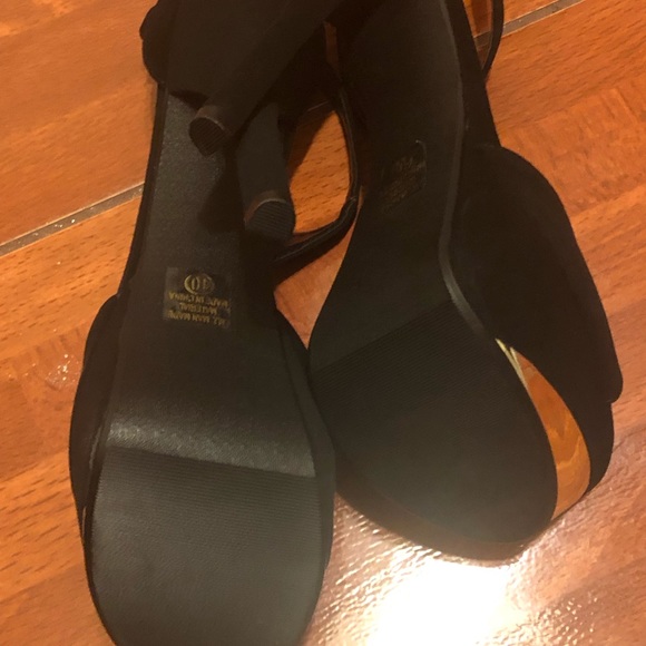 Size 10 black heels with gold trim - Picture 8 of 8
